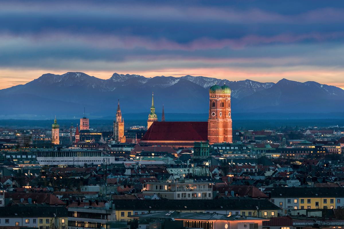 Frauenkirche und Alpen bei Föhn
