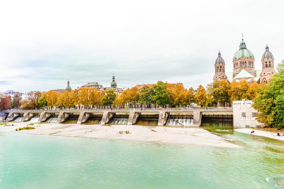 Die Isar im Lehel mit St. Lukas